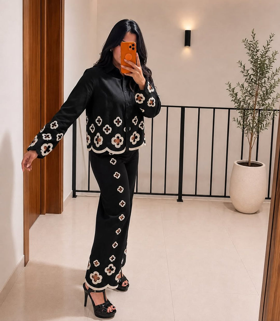 Conjunto negro con flores blancas bordadas
