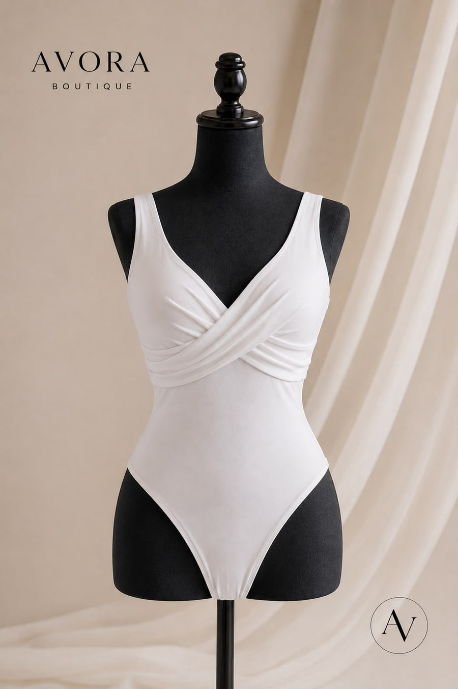 Body blanco drapeado con escote cruzado AVORA BOUTIQUE