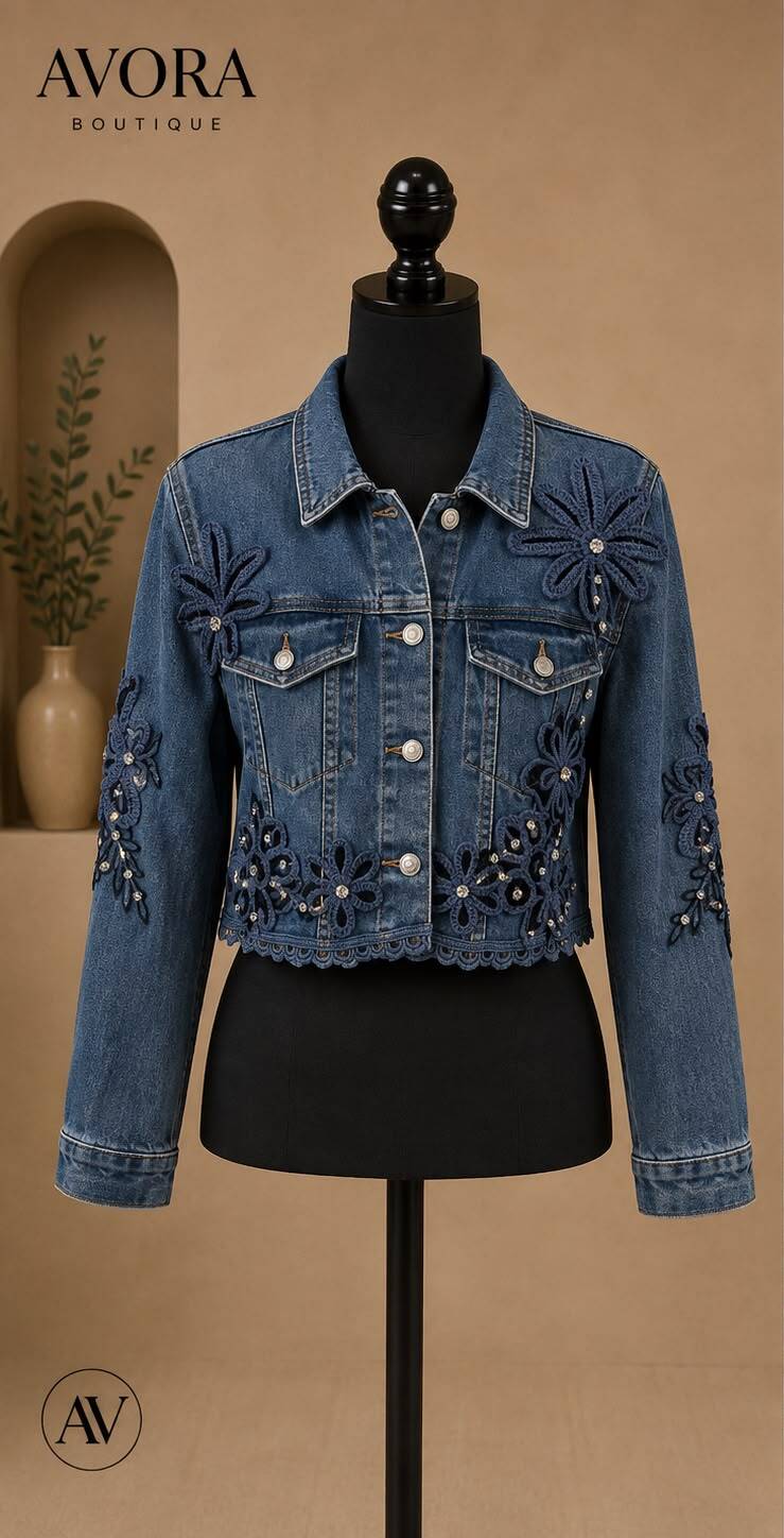Chamarra de mezclilla con flores bordadas - AVORA BOUTIQUE