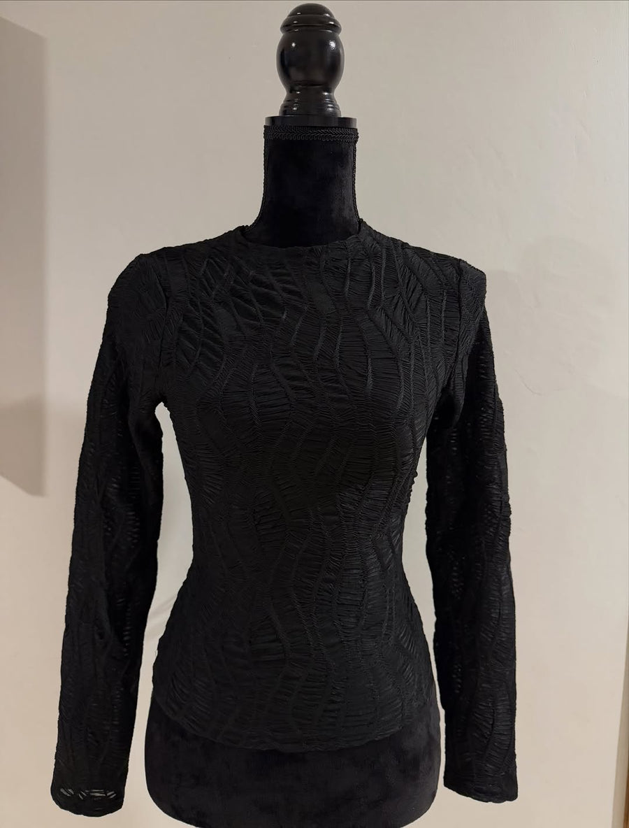 Blusa negra de manga larga con textura