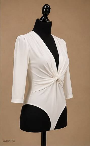 Blusa con escote de licra blanca, vista de frente - AVORA BOUTIQUE