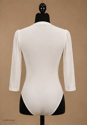 Blusa con escote de licra blanca, vista de espalda - AVORA BOUTIQUE