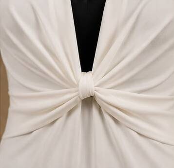 Blusa con escote de licra blanca, detalle del nudo al frente - AVORA BOUTIQUE