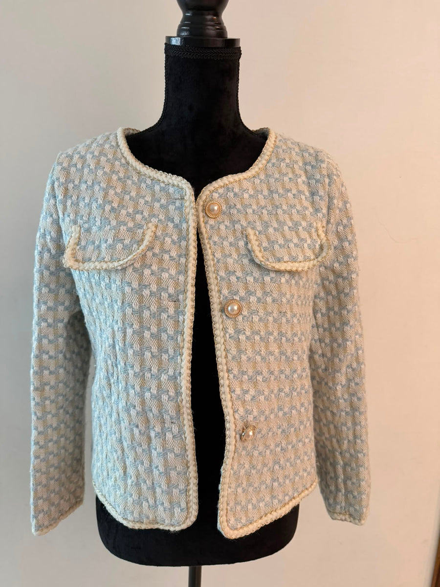 Chaqueta de tweed azul cielo a cuadros con trenza crema AVORA BOUTIQUE