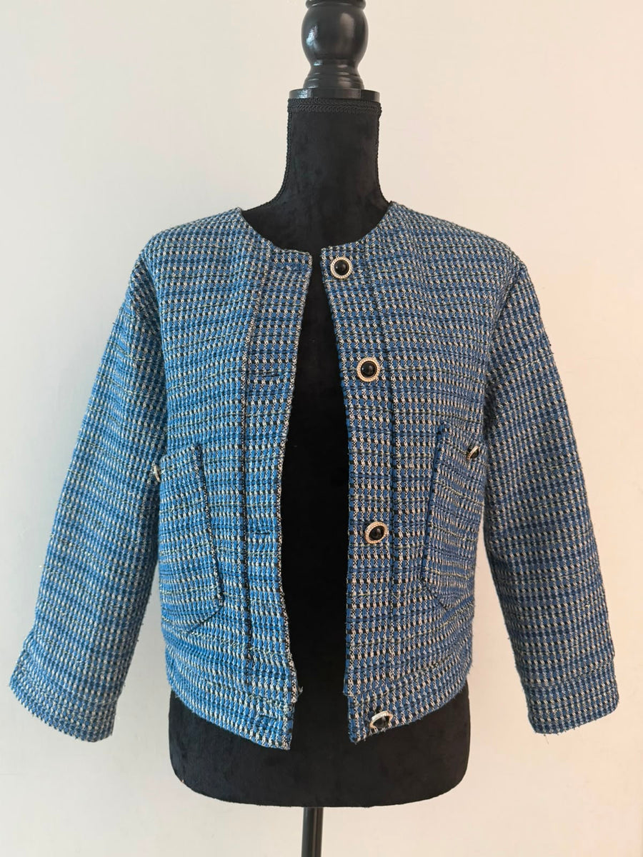 Chaqueta de tweed azul cobalto con botones de ojillo metálico AVORA BOUTIQUE