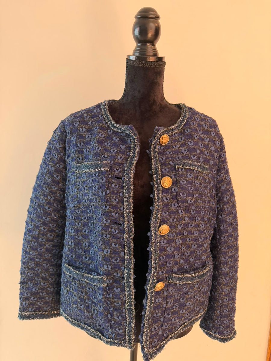 Chaqueta de tweed azul violeta con botones dorados AVORA BOUTIQUE