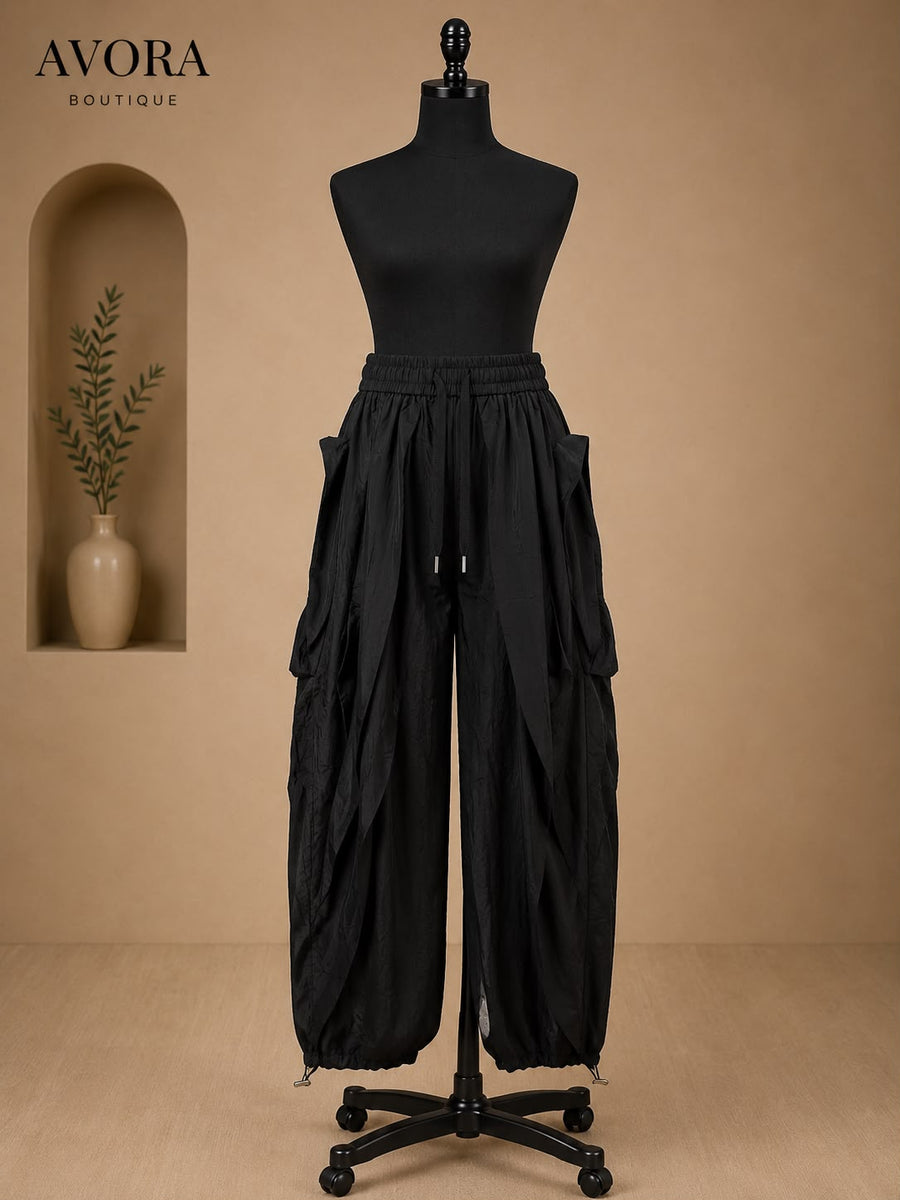 Pantalón negro de olanes con tobillo fruncido AVORA BOUTIQUE