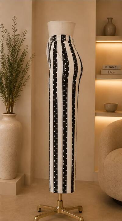 Pantalón de rayas con lunares, vista de lado - AVORA BOUTIQUE