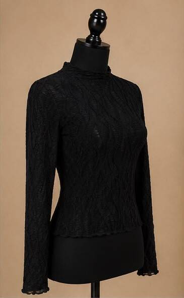 Blusa negra con textura, vista lateral - AVORA BOUTIQUE