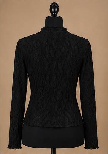 Blusa negra con textura, vista de espalda - AVORA BOUTIQUE