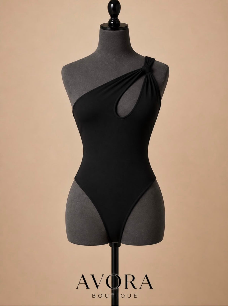 Bodysuit negro de un hombro con abertura, sobre maniquí