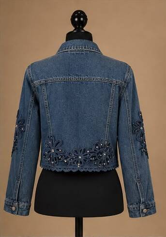 Chamarra de mezclilla con flores bordadas, vista de espalda - AVORA BOUTIQUE