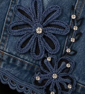Detalle del bordado de flores - AVORA BOUTIQUE