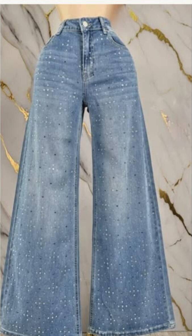 Jeans de mezclilla con estoperoles - AVORA BOUTIQUE