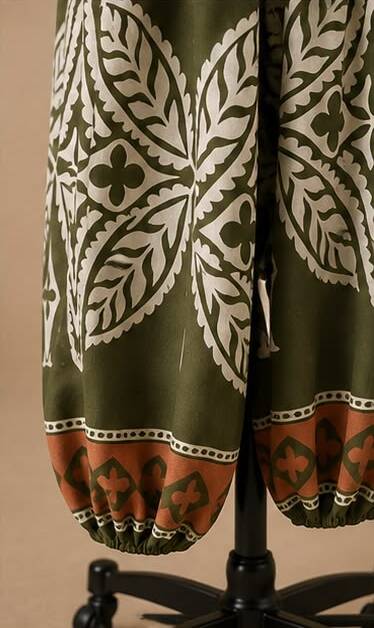 Detalle del estampado del ruedo - AVORA BOUTIQUE