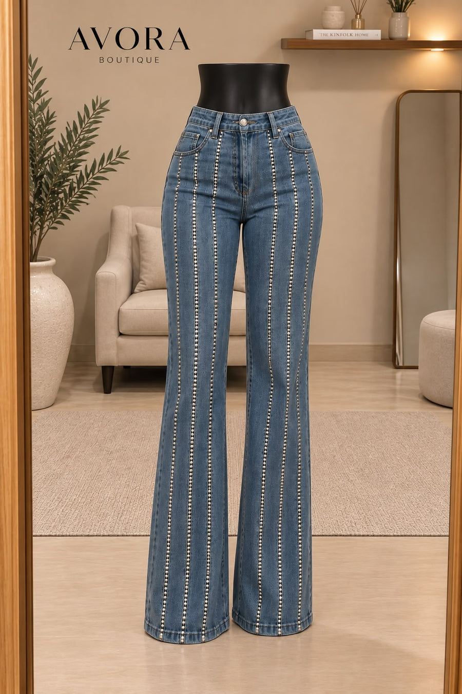Pantalón dénim azul acampanado con hileras de brillos