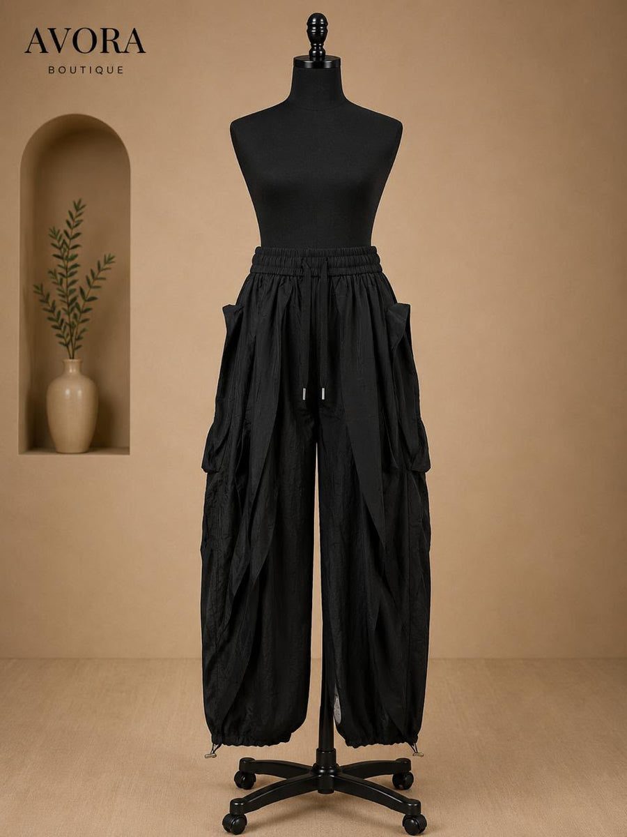 Pantalón negro con jareta y ruedo ajustable